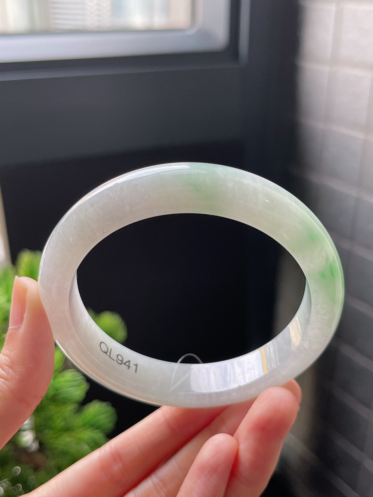 正圈58圈口，翡翠冰糯种飘绿手镯
