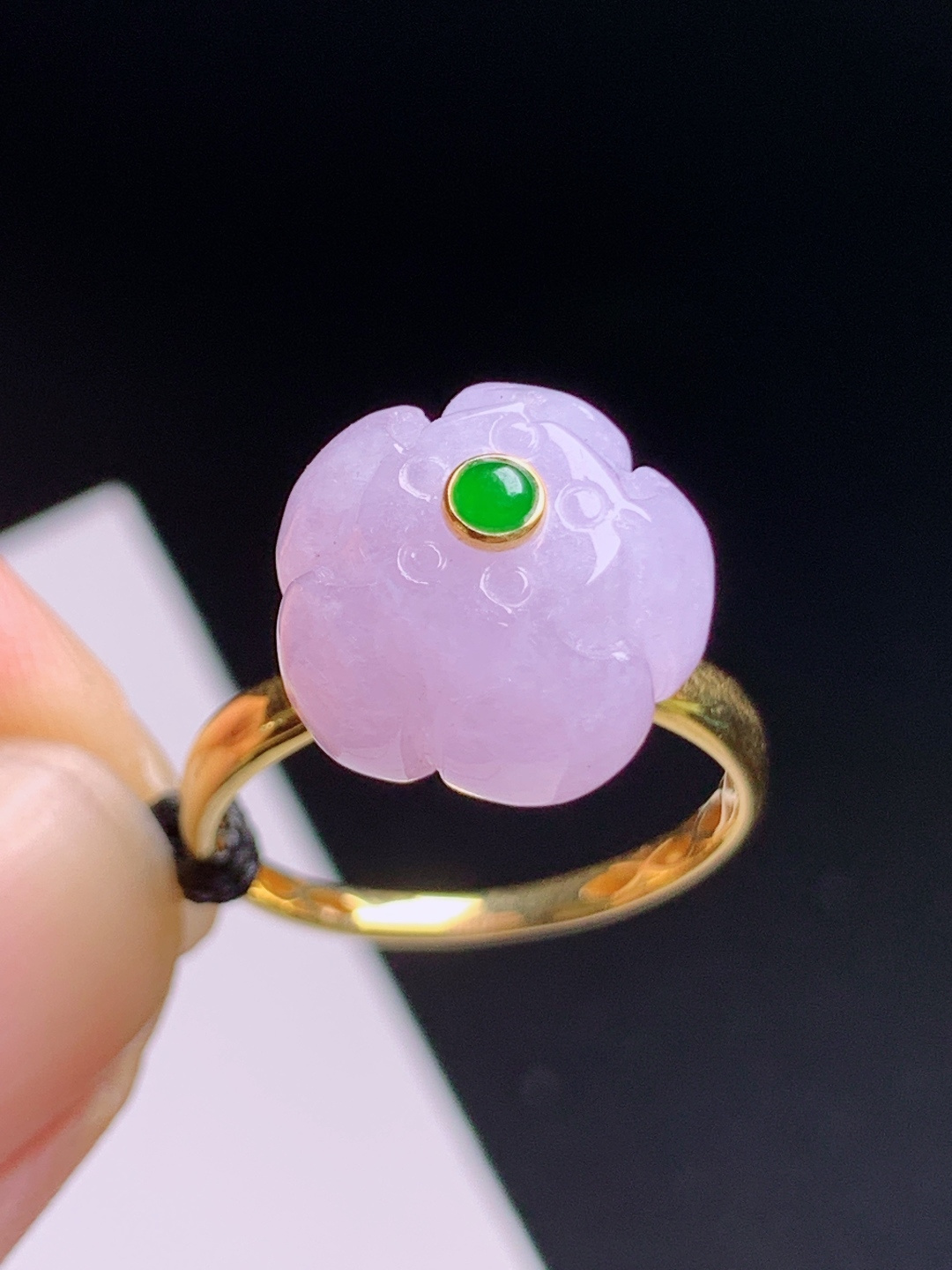 粉紫莲花戒指，玉质柔和雕纹细腻，绿蛋点睛别致温柔
