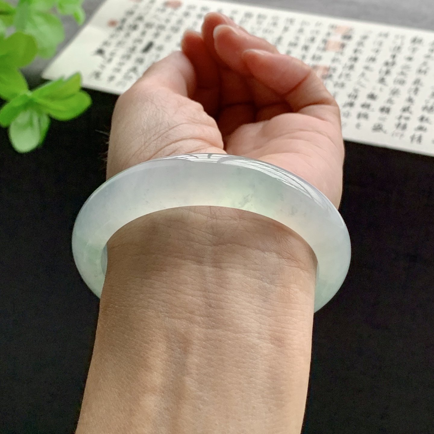 071529WJ 飘绿正圈翡翠手镯 56.2-13-8.2