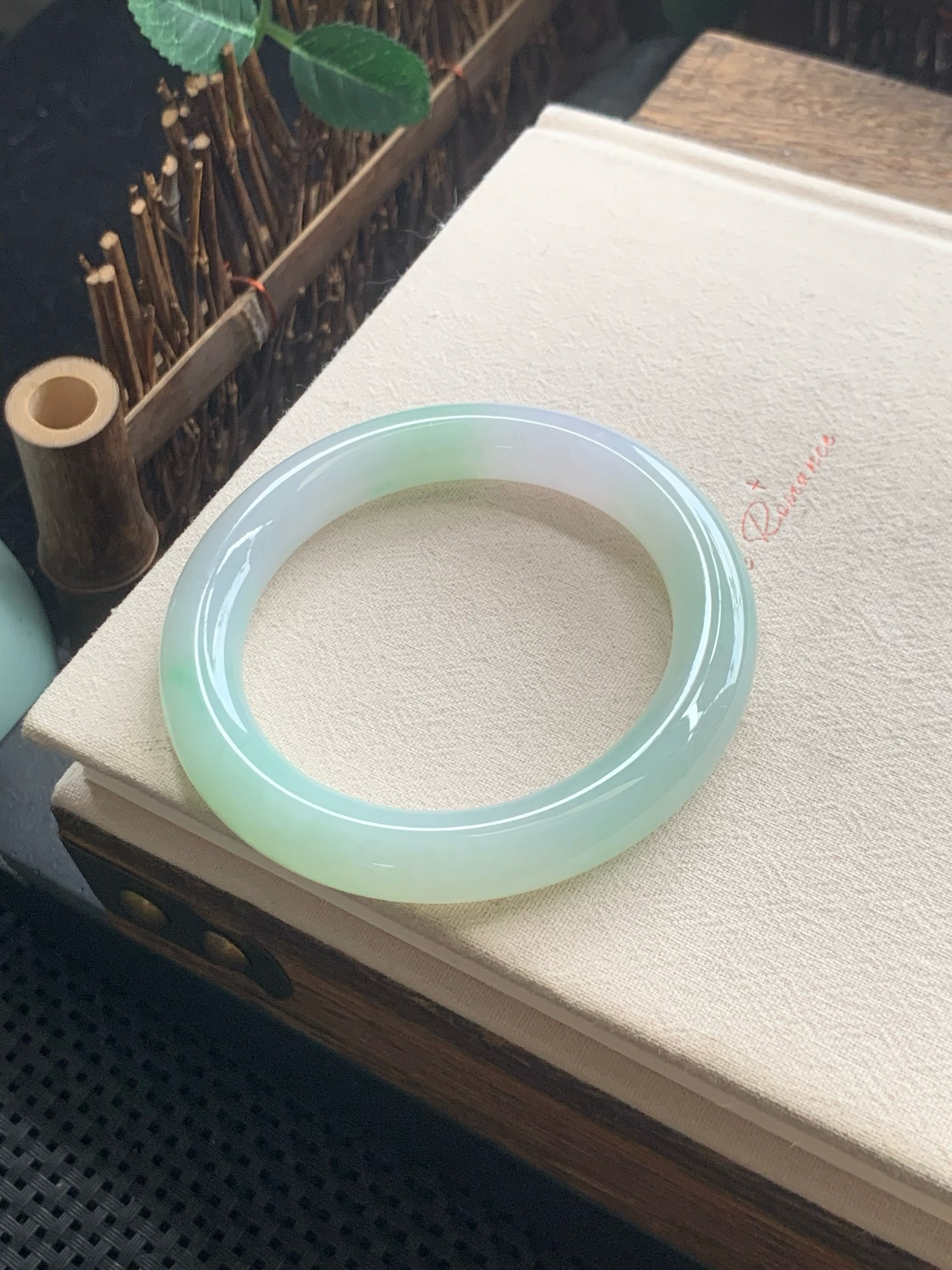 57.2圈口晴绿圆条手镯