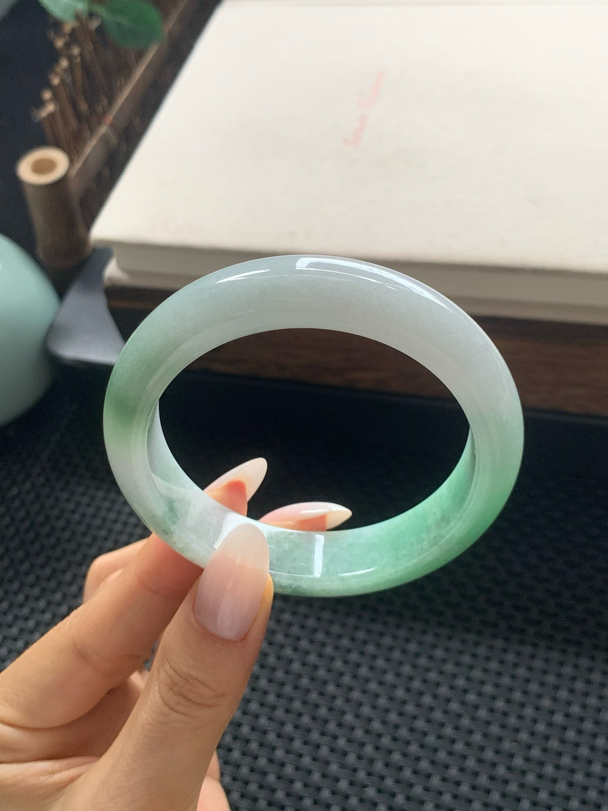 56.9圈口飘绿正圈手镯