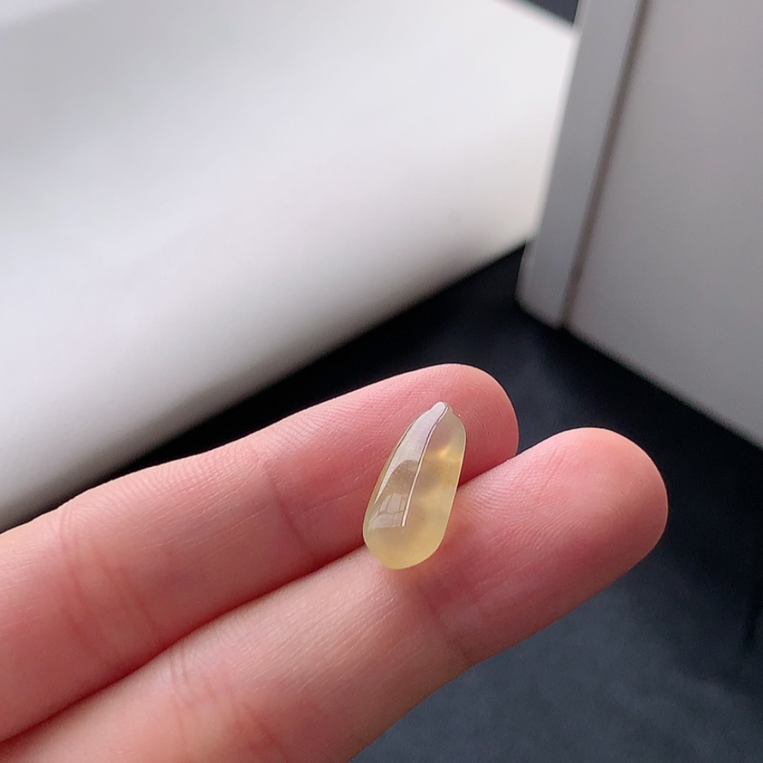 冰黄福豆挂件 冰润细腻饱满   色泽鲜甜 佩戴优雅迷人货号98715，15.5-7.1-4.1