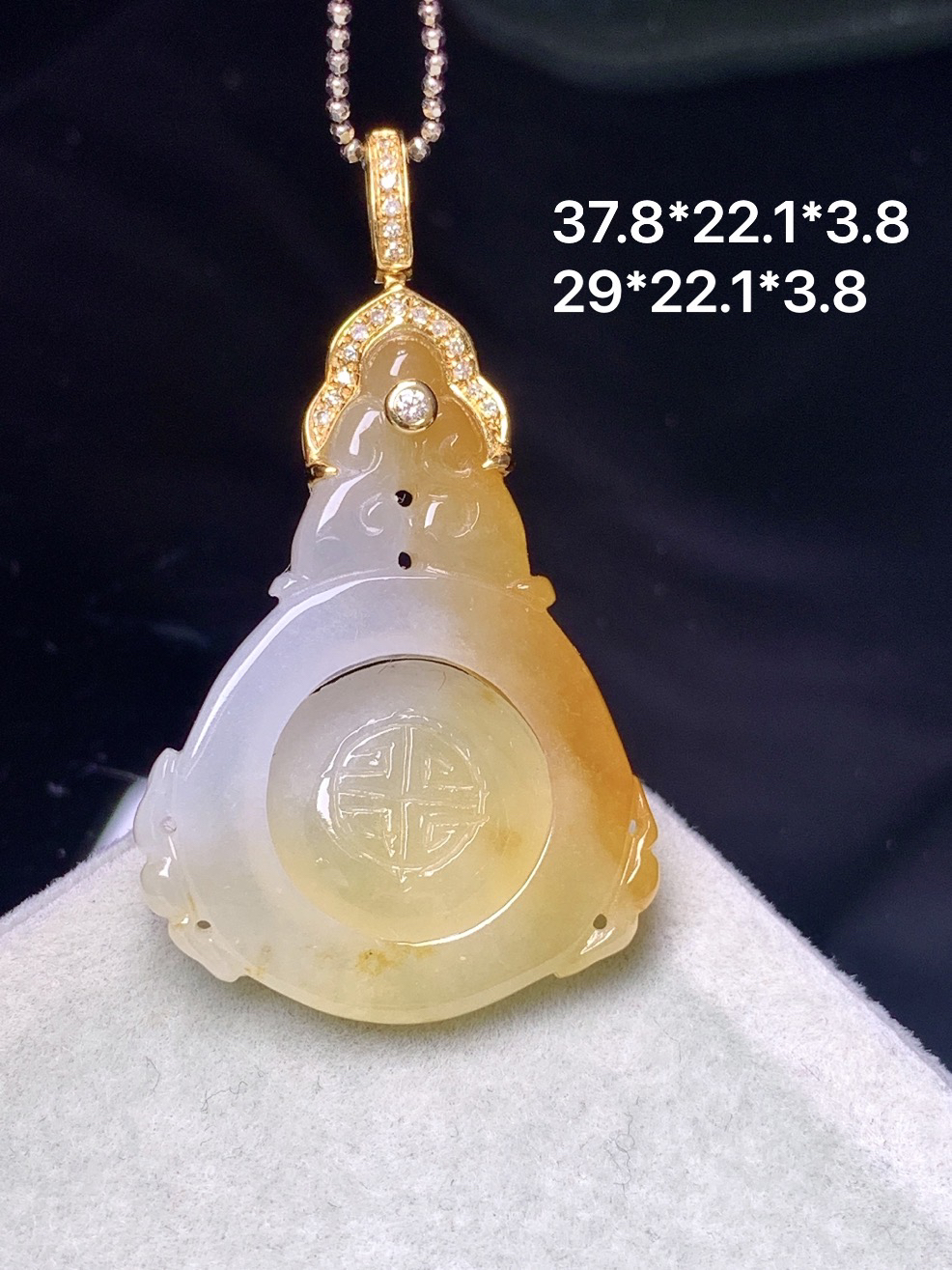 18k金镶嵌黄翡福在眼前吊坠 玉质细腻 色泽艳丽清新 整体尺寸37.8*22.1*3.8 b1
