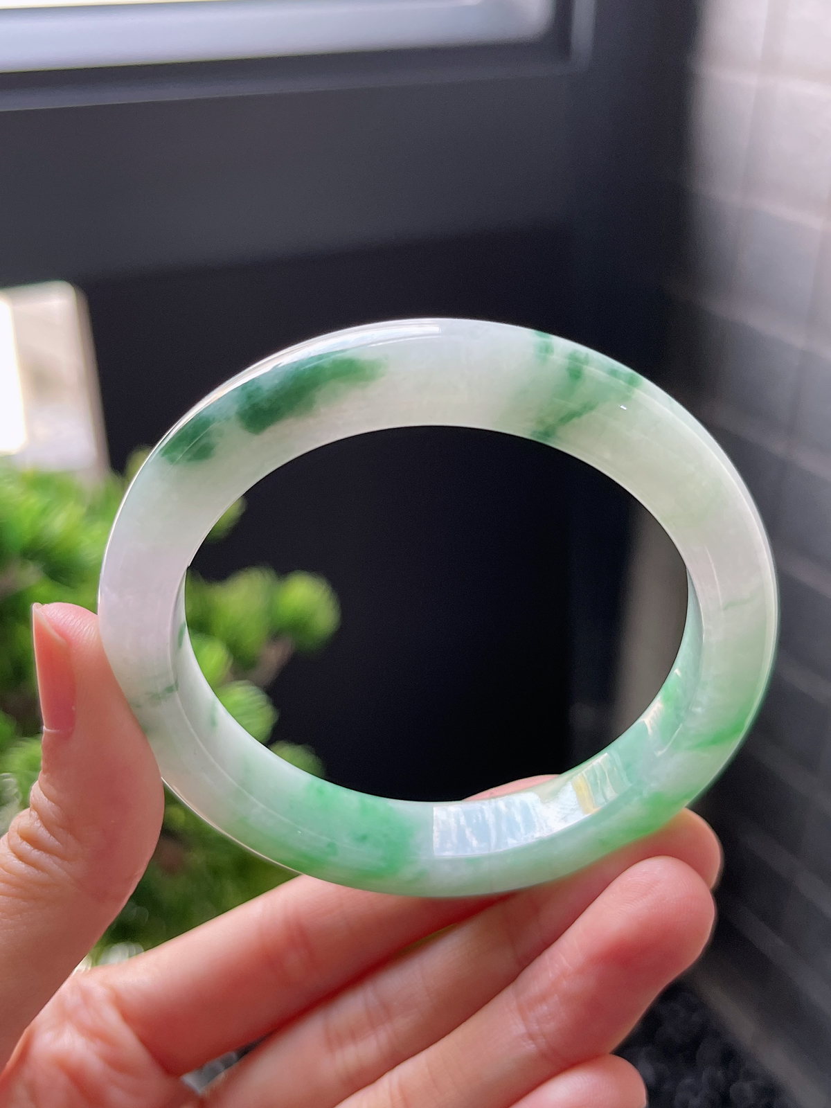 正圈55圈口，翡翠糯化种飘绿手镯