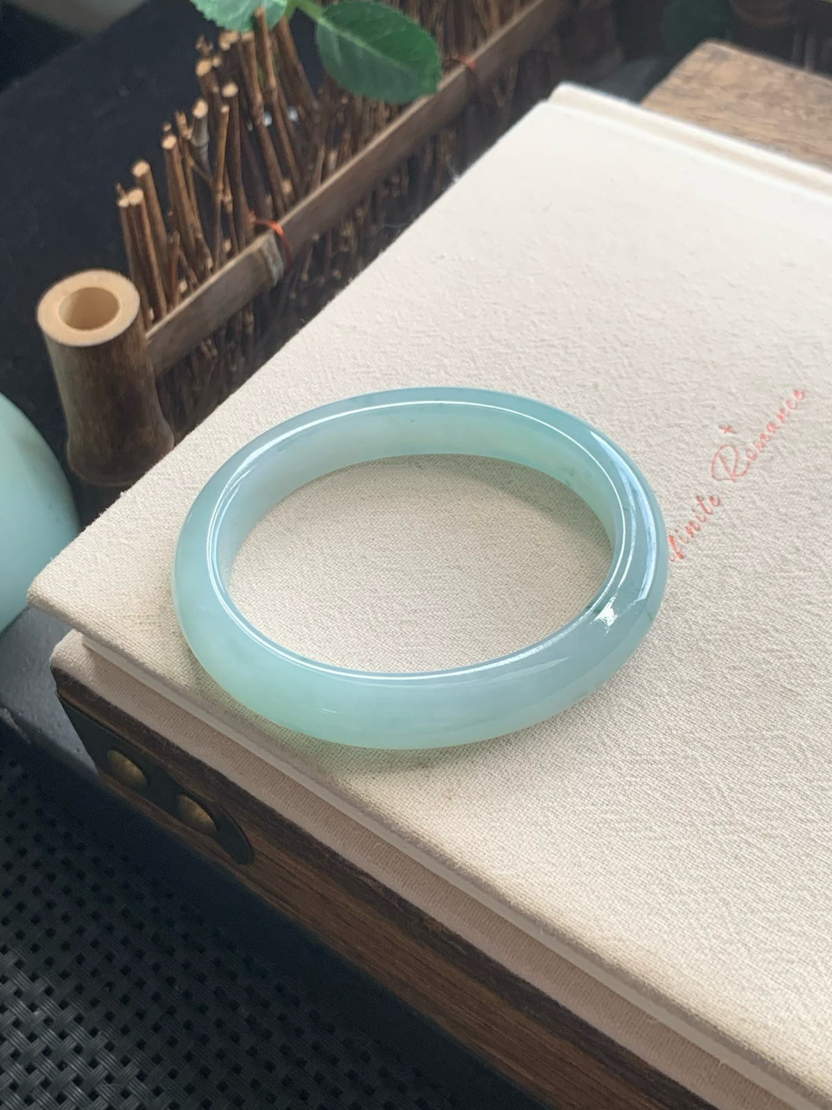 54.2圈口晴蓝飘花贵妃手镯