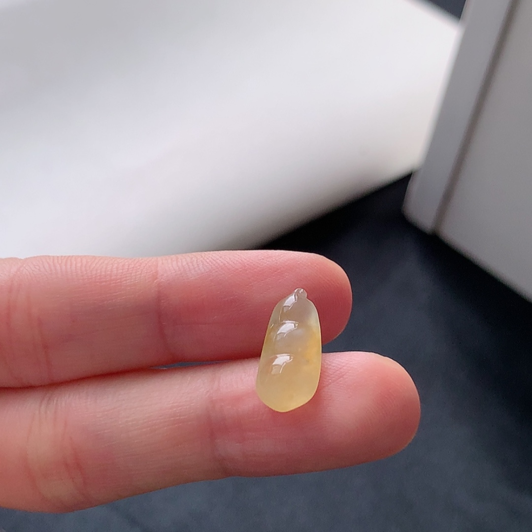 冰黄福豆挂件 冰润细腻饱满   色泽鲜甜 佩戴优雅迷人货号98715，15.5-7.1-4.1
