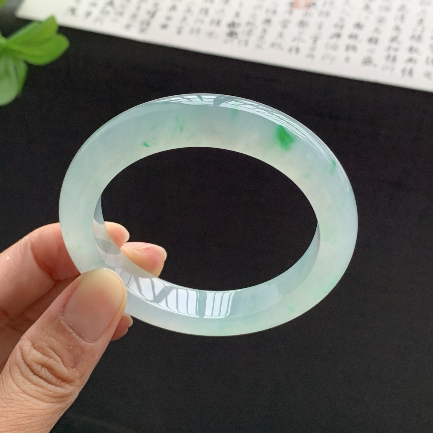 071531WJ 飘绿正圈翡翠手镯 54.8-11.7-9