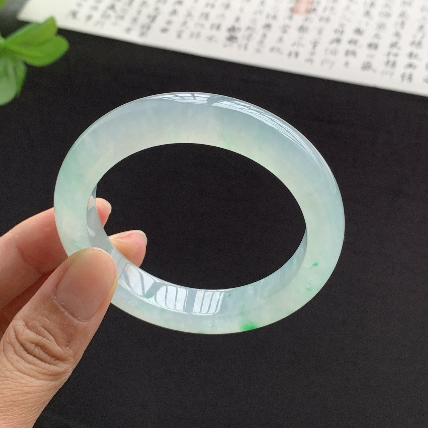 071531WJ 飘绿正圈翡翠手镯 54.8-11.7-9