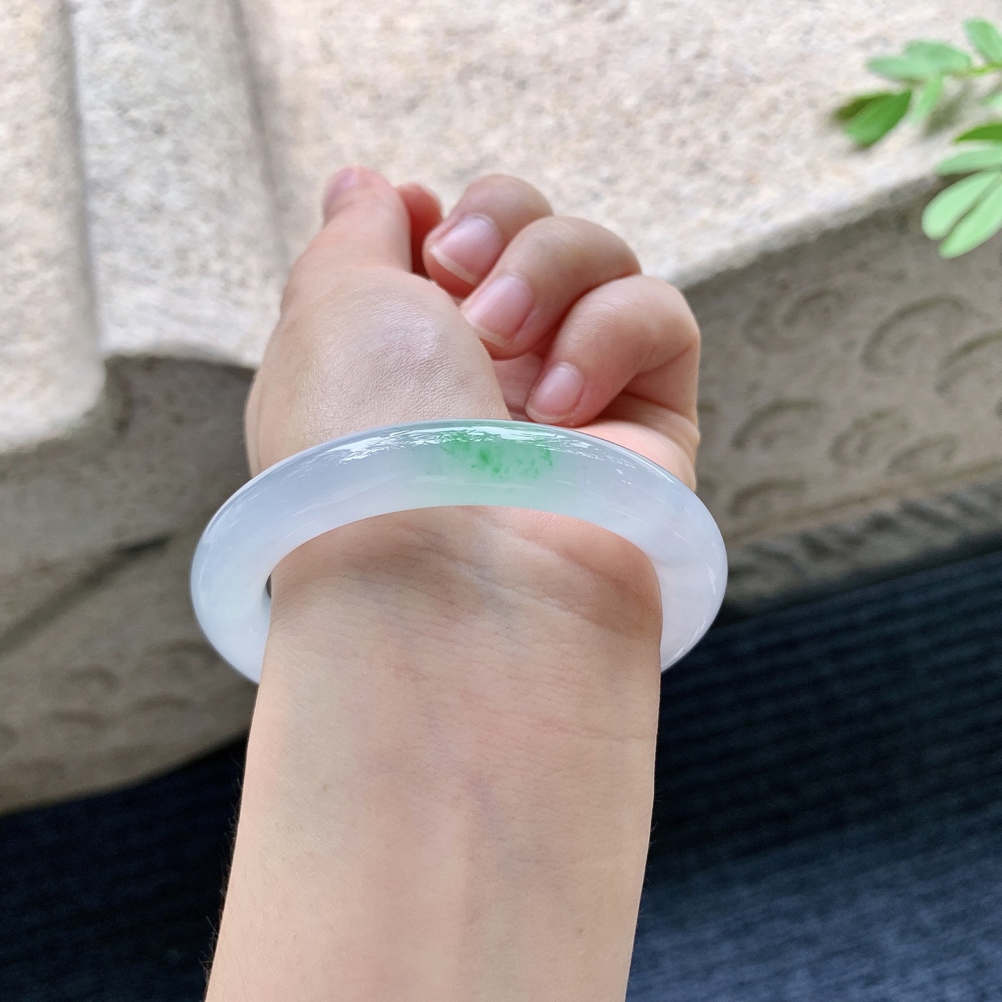 圆条52 53【圈口】53.5/10/9.5【编码】B2071727【描述】冰糯飘绿，水润，种老，细腻，有纹线