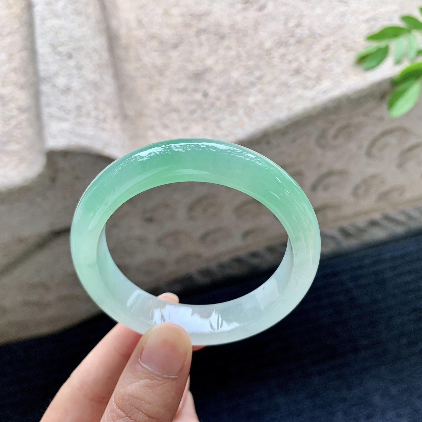 正圈 圈口52.1/12.8/8 编码J1071708 描述冰糯阳绿，水润，种老，细腻，打灯有棉线