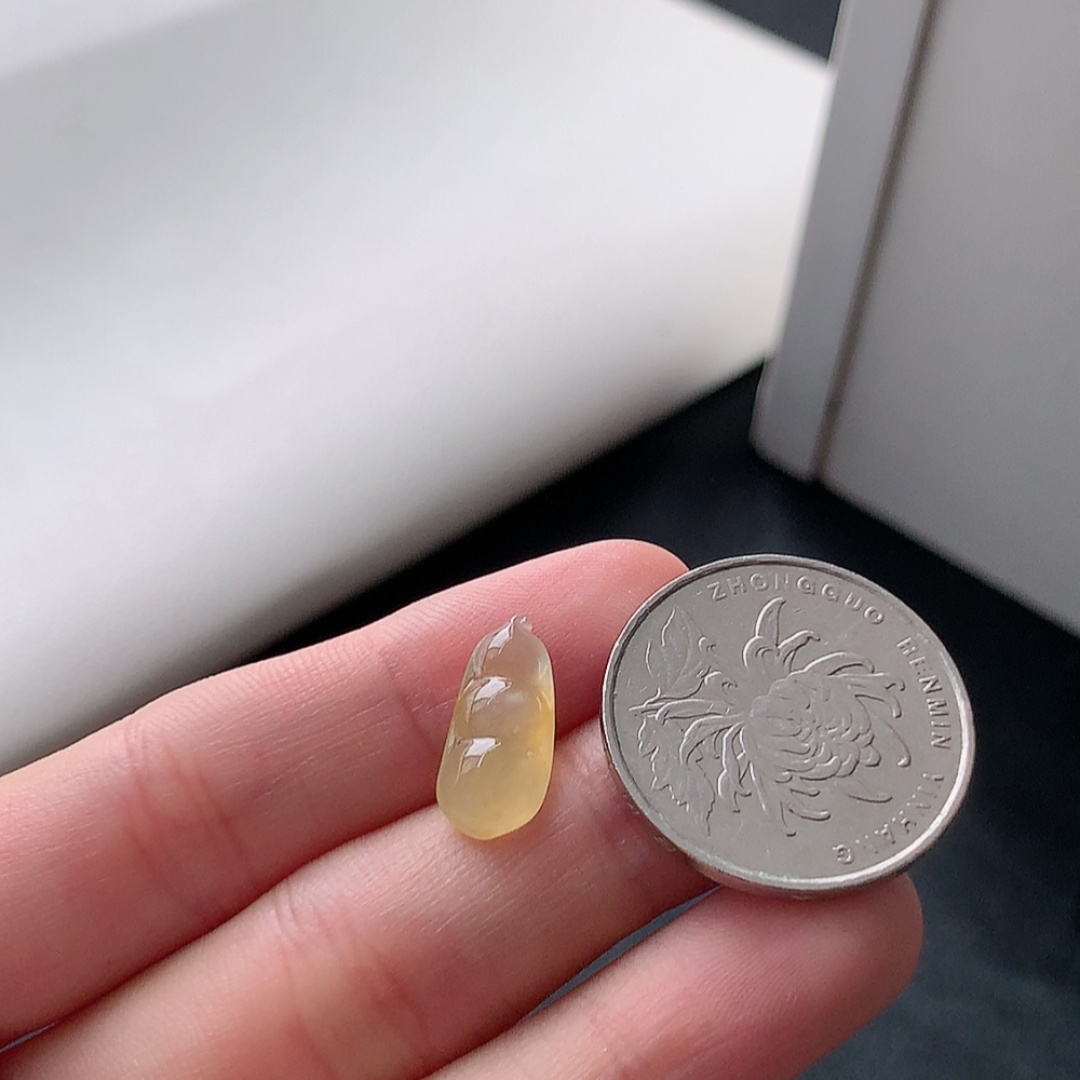 冰黄福豆挂件 冰润细腻饱满   色泽鲜甜 佩戴优雅迷人货号98715，15.5-7.1-4.1