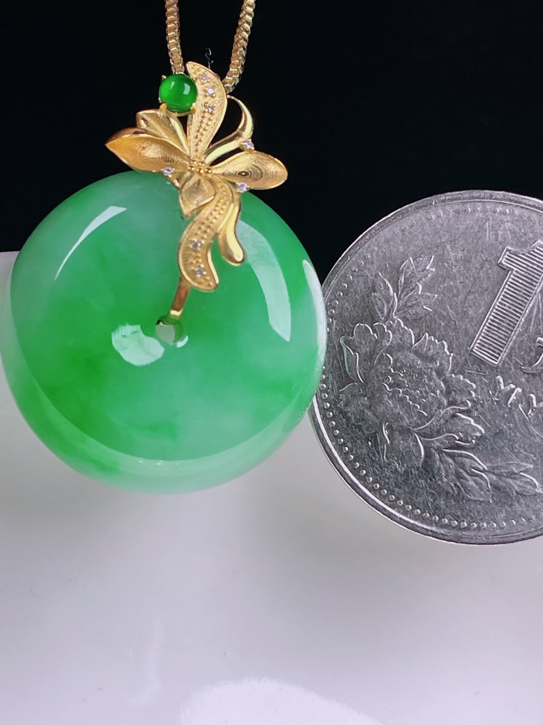 ️辣绿平安扣，老种起光，细底通透，尺寸：29/22.3/11.8mm0716