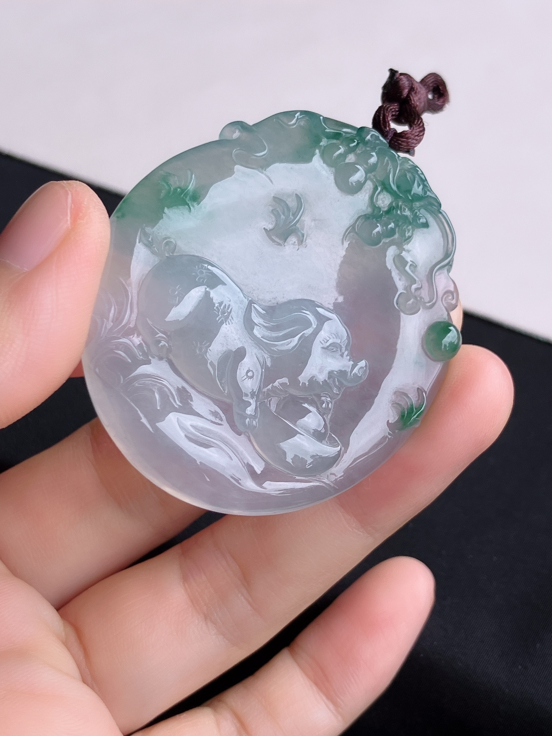 冰飘花生肖猪牌，晶莹剔透，尺寸53/45.7/5.6/自然光实拍