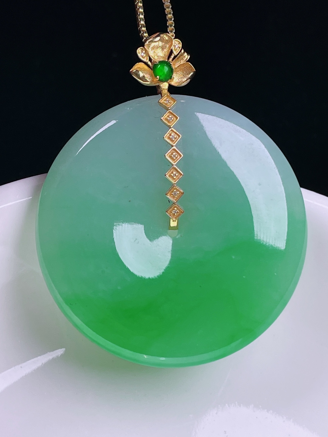 ️飘绿平安扣，老种起光，细底通透，尺寸：39/32.5/5.7mm0716
