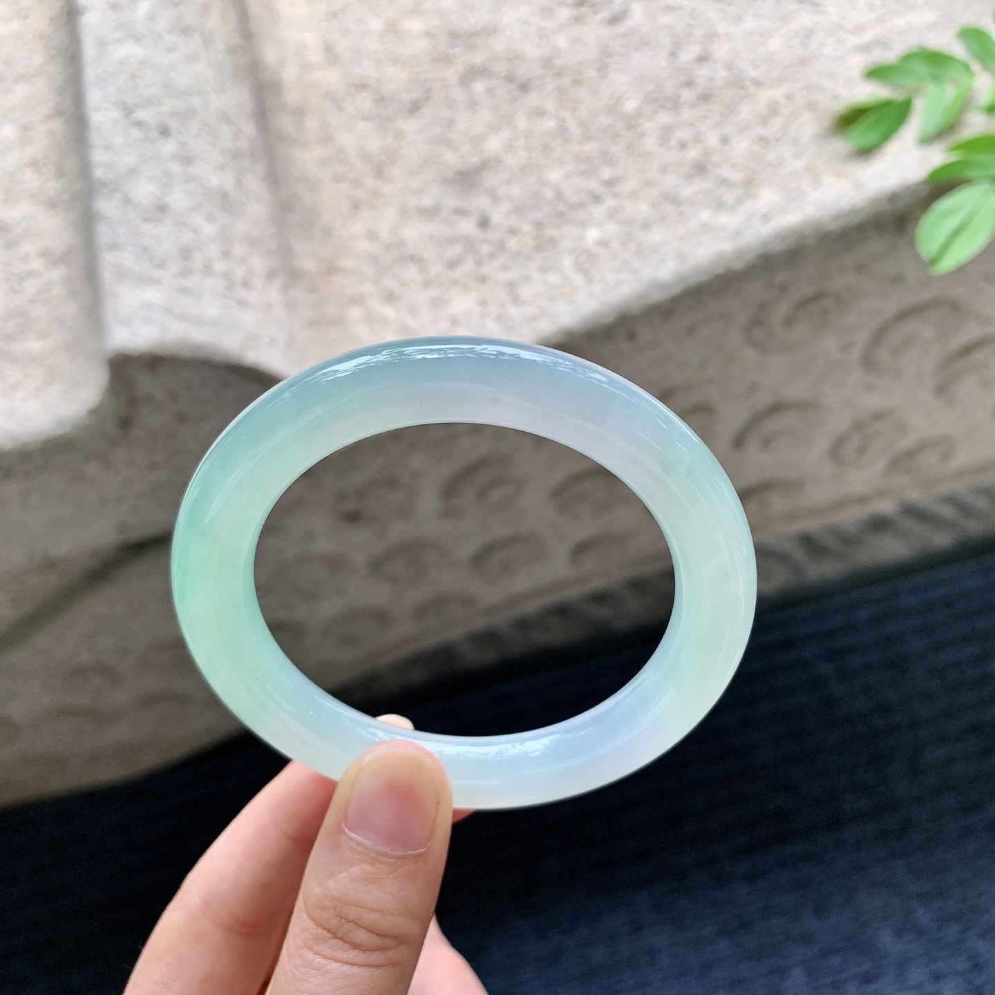 圆条54 55【圈口】55.7/9.2/10【编码】G3071724【描述】冰糯飘绿，水润，种老，细腻，无裂