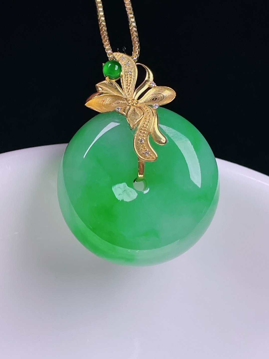 ️辣绿平安扣，老种起光，细底通透，尺寸：29/22.3/11.8mm0716