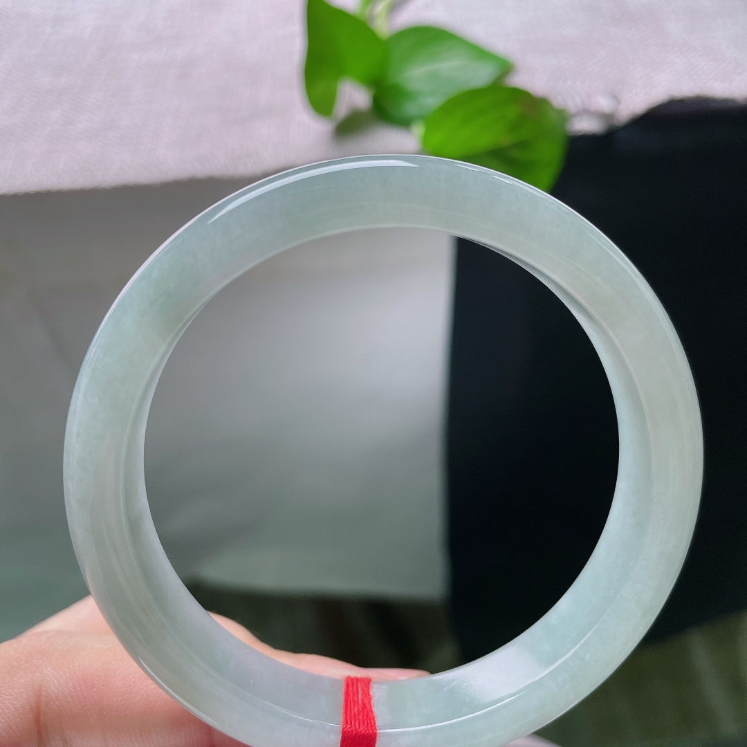 57.7/11.5/7.6，绿底正圈，无裂，水润匀净，上手清润冰凉，清爽舒适尽显温柔。ss55703