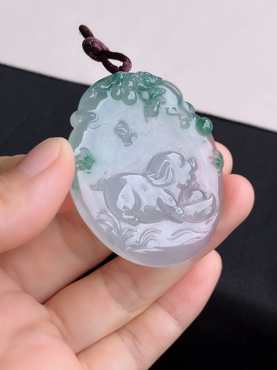冰飘花生肖猪牌，晶莹剔透，尺寸53/45.7/5.6/自然光实拍