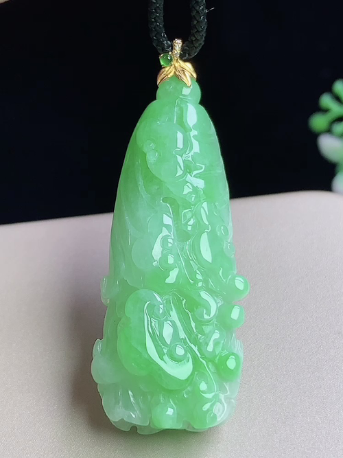 18k金镶飘绿百财聚来，尺寸43.3-17.7-11mm，Q16tgj