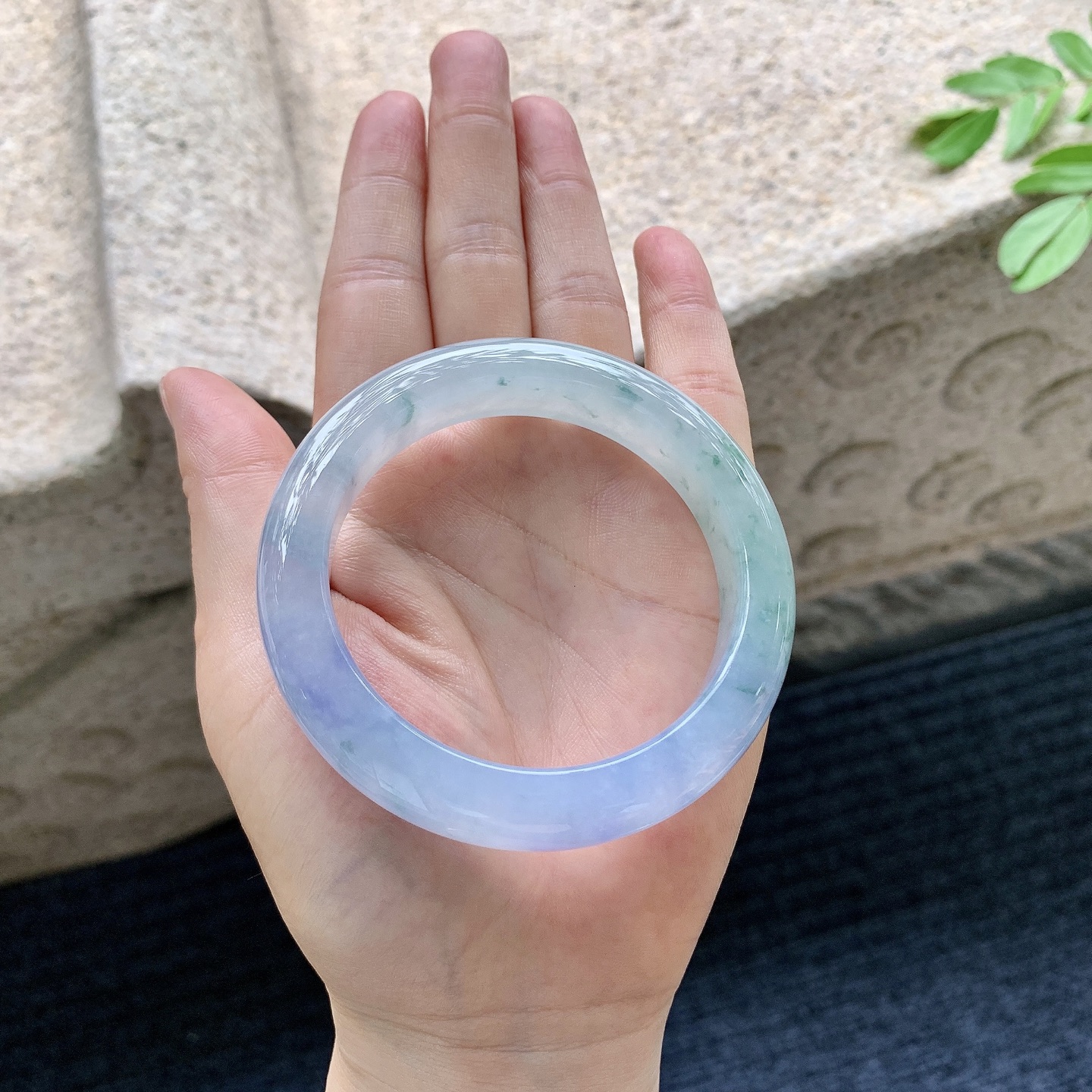 正圈54 55【圈口】55.1/12/9【编码】A3071744【描述】冰糯飘花，水润，种老，细腻，无裂