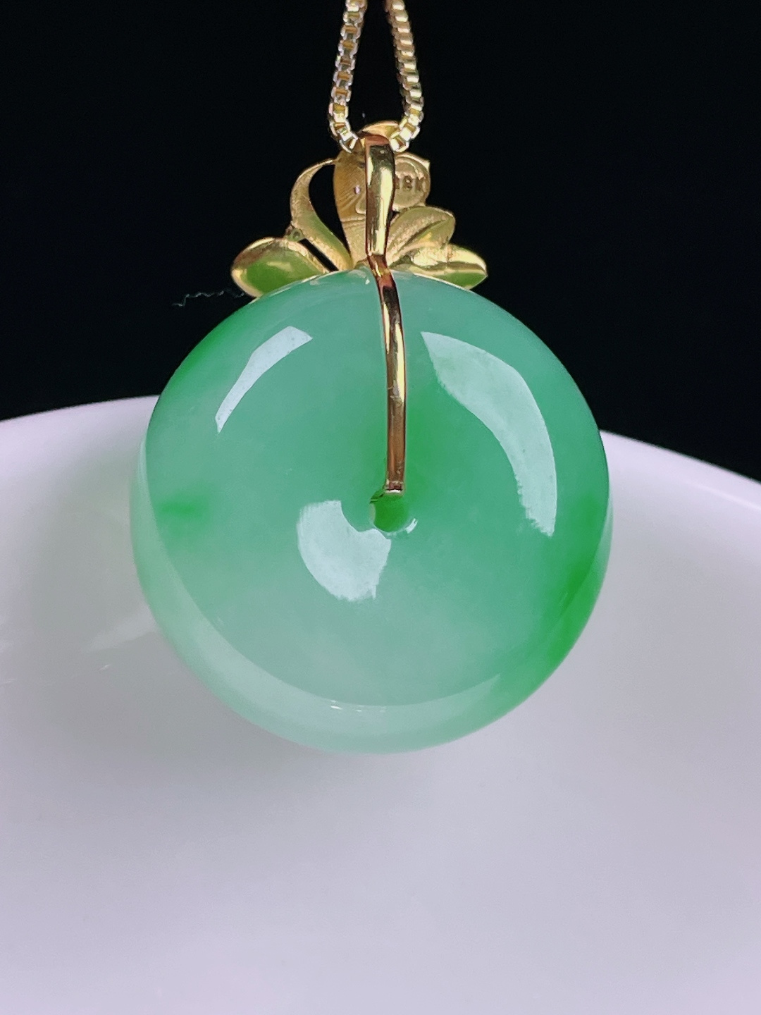 ️辣绿平安扣，老种起光，细底通透，尺寸：29/22.3/11.8mm0716