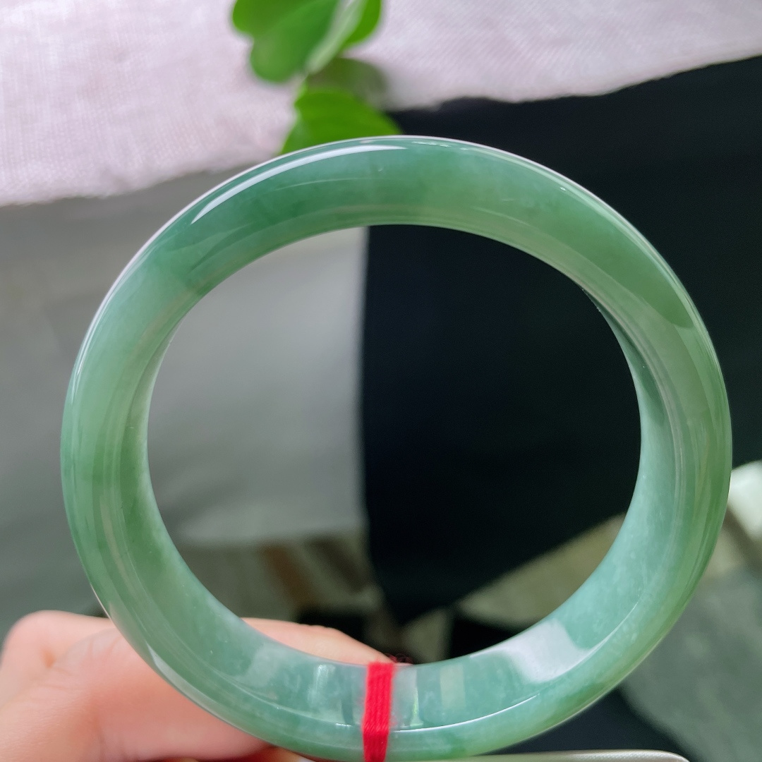 57.4/12.9/9.6，绿底飘花正圈，有纹，凝润晴水翠镯，沉静温润，自带从容沉稳的大气气韵。ss