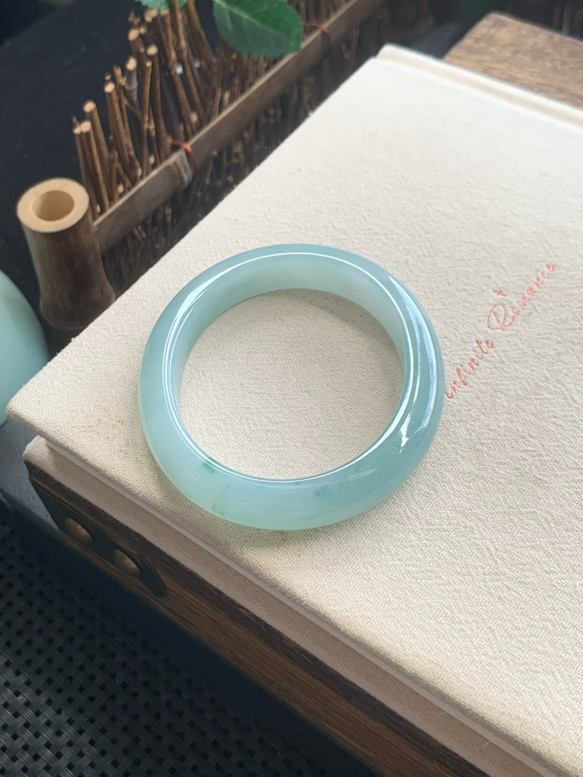 54.2圈口晴蓝飘花贵妃手镯