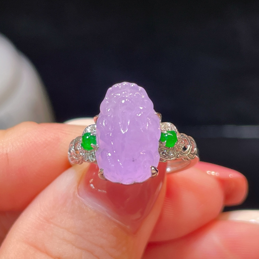 ️翡翠A货 貔貅戒指，料子冰润细腻，种老起光，18k金镶真钻，上身佩戴效果很好尺寸如图，13.1-9.2-8