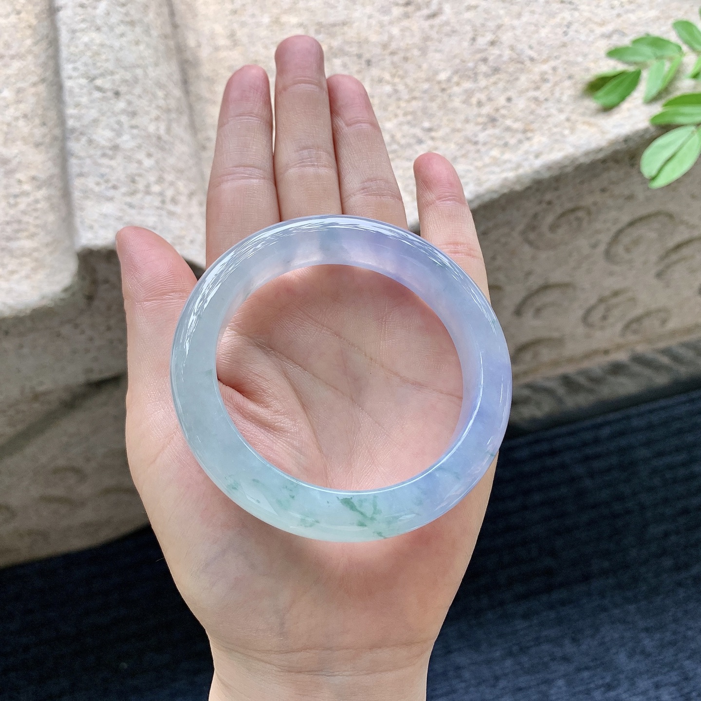 正圈54 55【圈口】55.1/12/9【编码】A3071744【描述】冰糯飘花，水润，种老，细腻，无裂