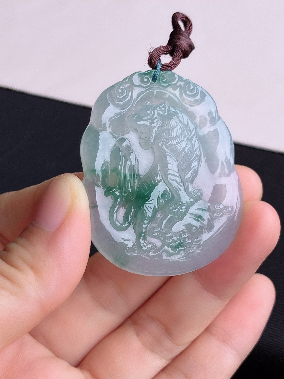 冰飘花生肖虎牌，晶莹剔透，尺寸50.2/40.6/5.6/自然光实拍