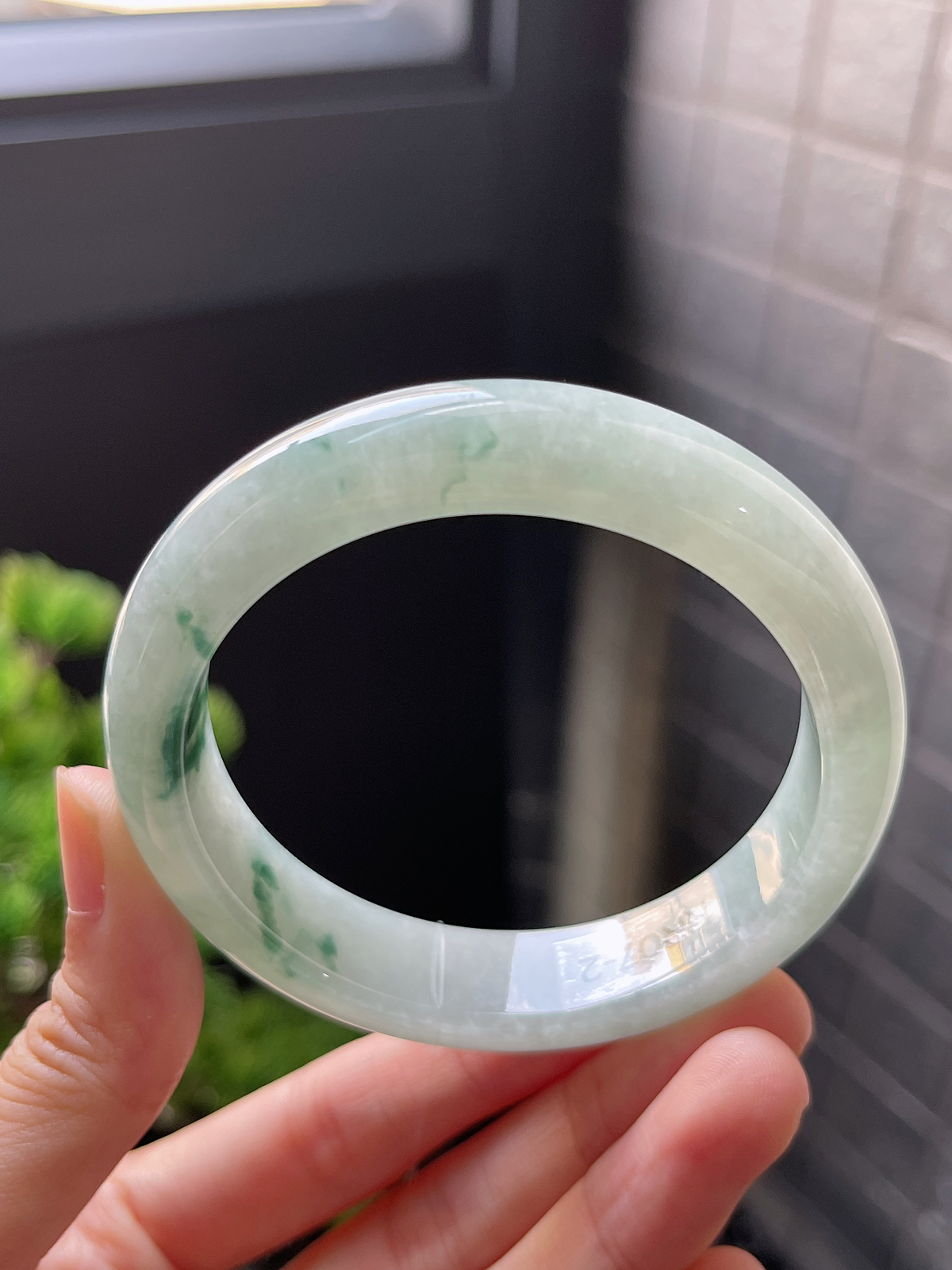 正圈55圈口，翡翠糯种飘绿手镯