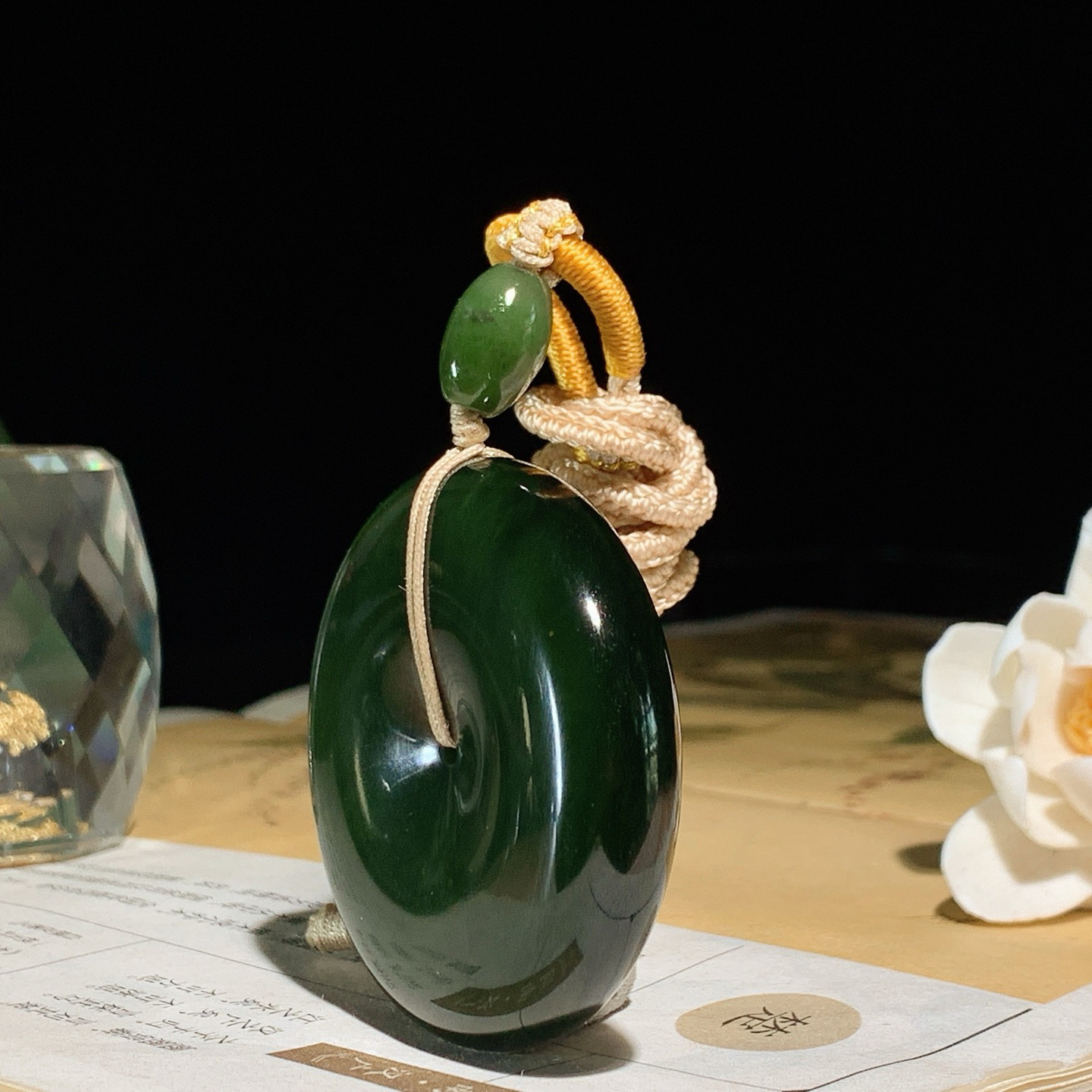 和田玉菠菜绿红皮料俄罗斯碧玉平安扣挂件 尺寸50/12重68克，玉质细腻油润 底色纯净 脂粉好，品质