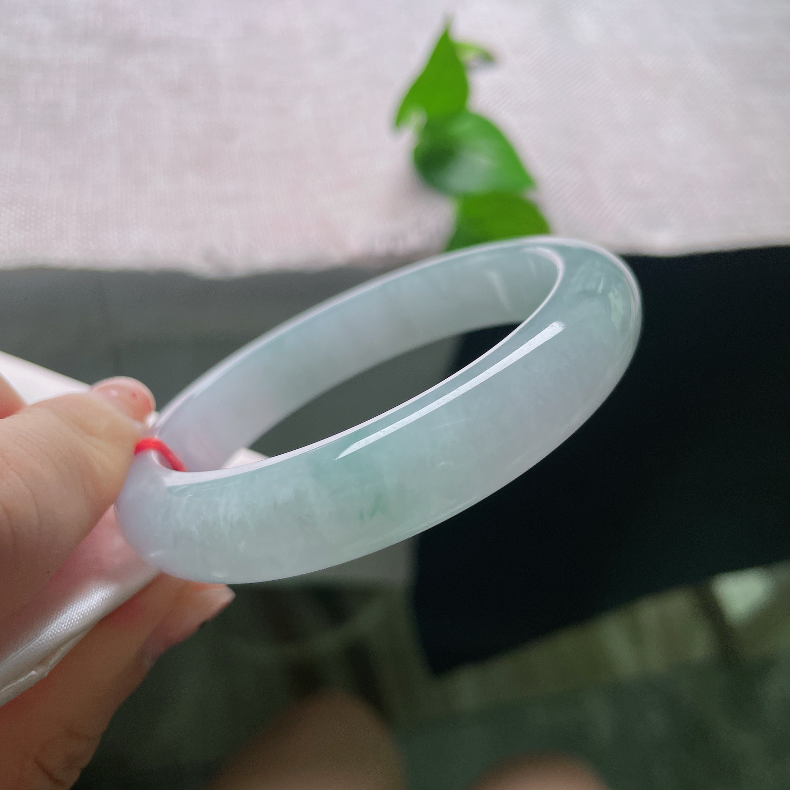 55.8/12.1/8.6，飘花正圈，无裂，底柔润细腻，蓝紫底色搭配细碎灵动的飘蓝花，温婉优雅，ss55706a