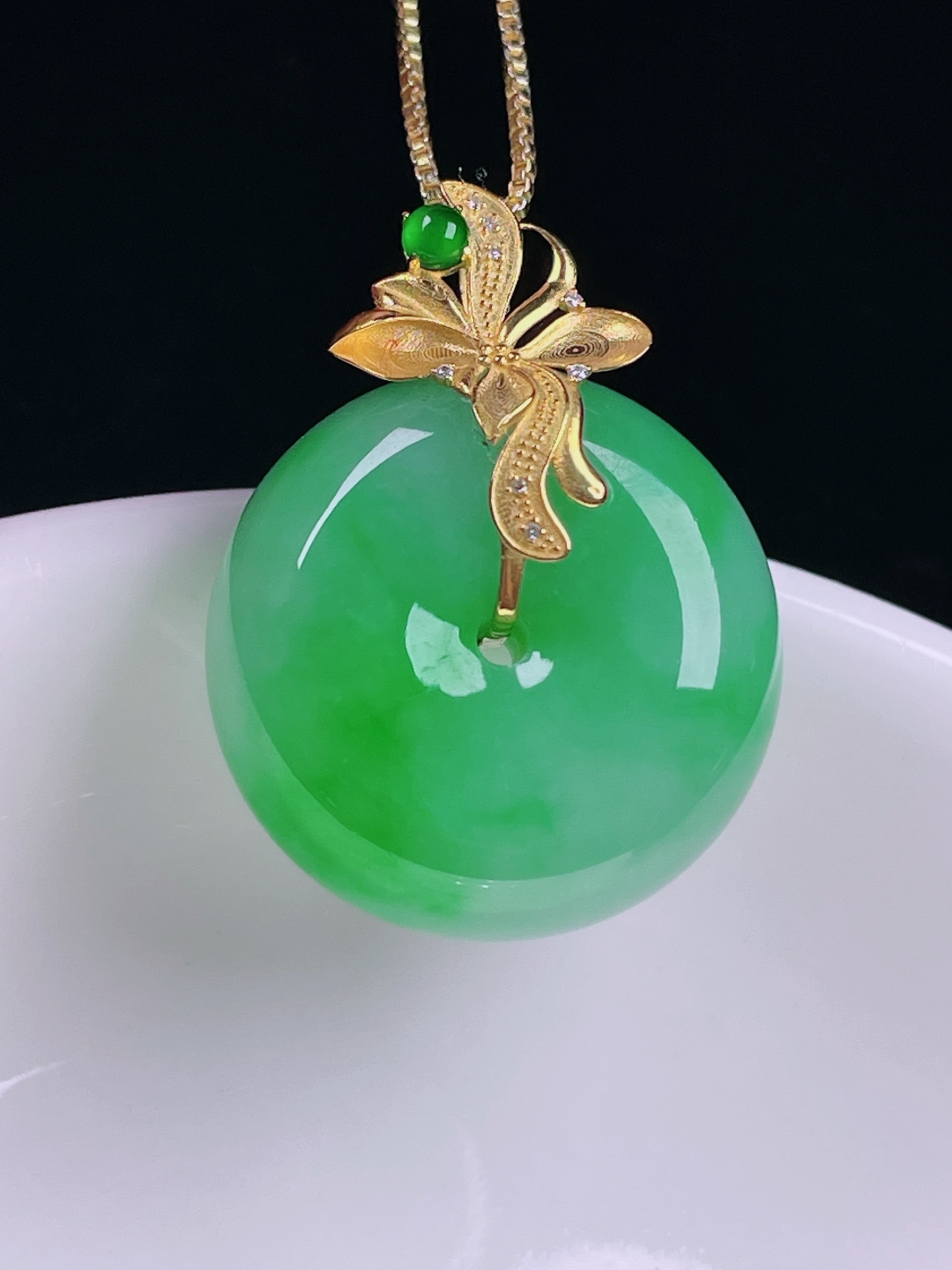️辣绿平安扣，老种起光，细底通透，尺寸：29/22.3/11.8mm0716