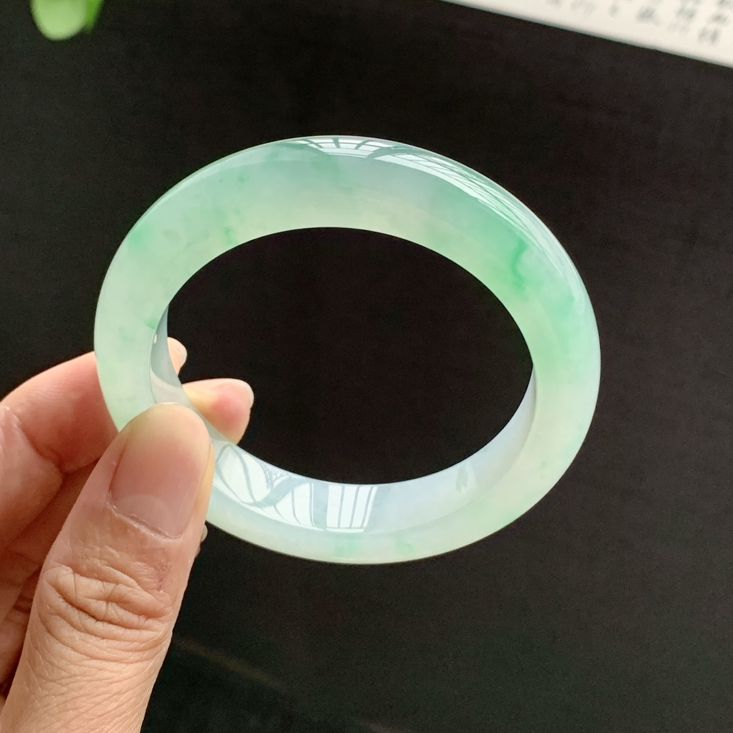 071532WJ 飘绿正圈翡翠手镯 52.7-12-8.8