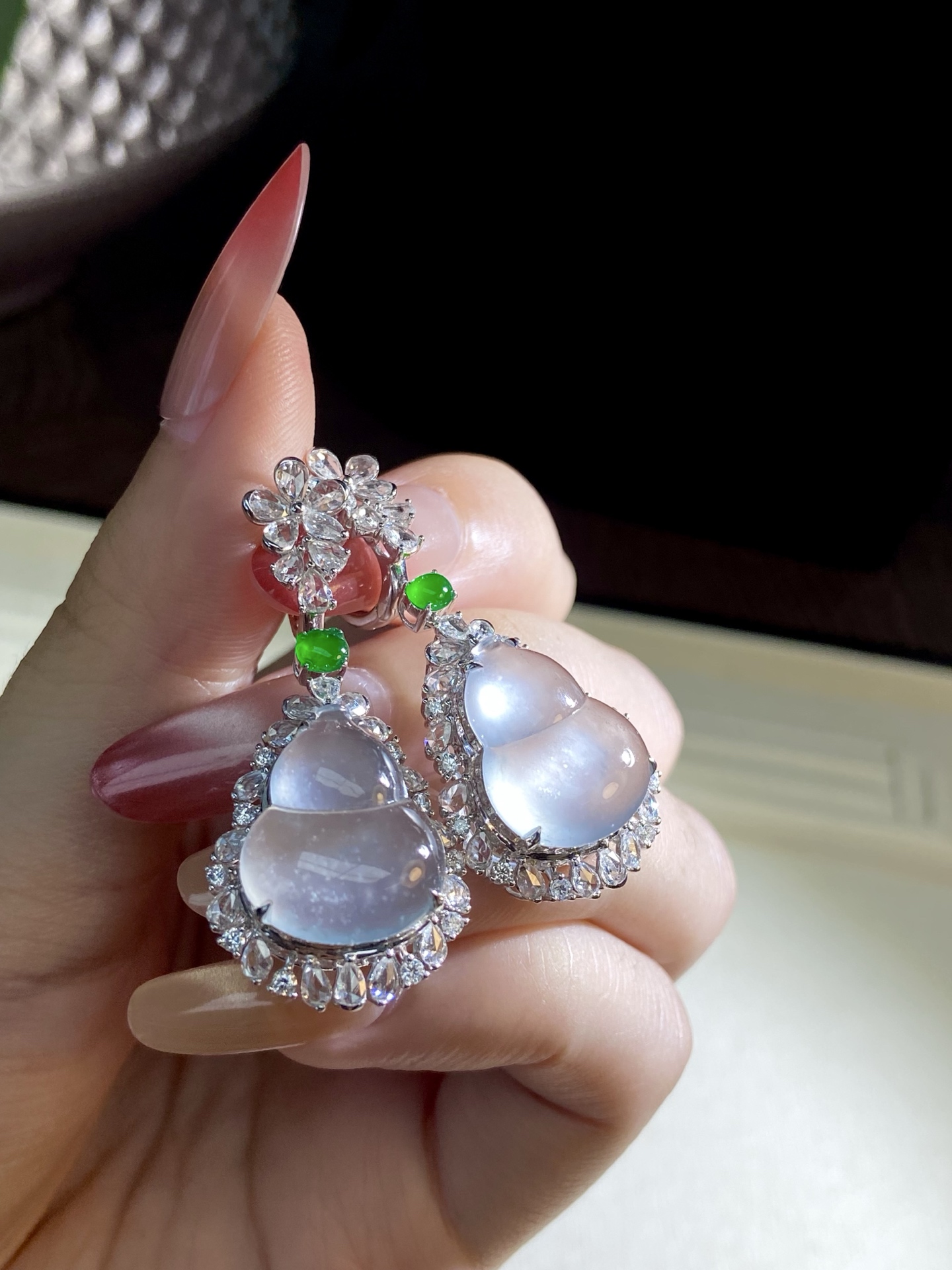 玻璃种葫芦耳坠，行走的“光源”，主打含蓄贵气，福禄双全，随身摇曳清冷气质：41.6-19-11.3，裸石：17-14.4-3mm，无裂