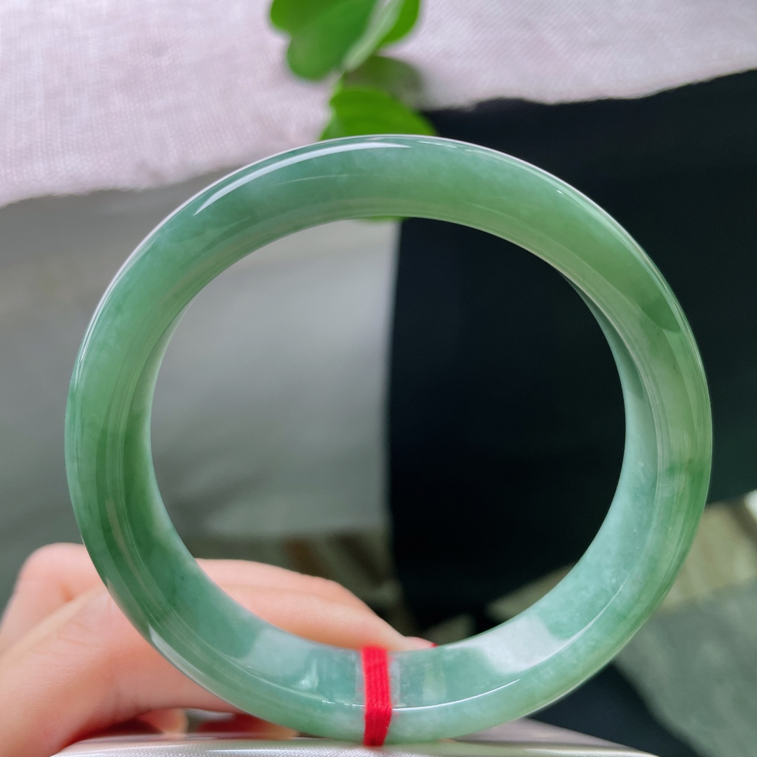57.4/12.9/9.6，绿底飘花正圈，有纹，凝润晴水翠镯，沉静温润，自带从容沉稳的大气气韵。ss54403a
