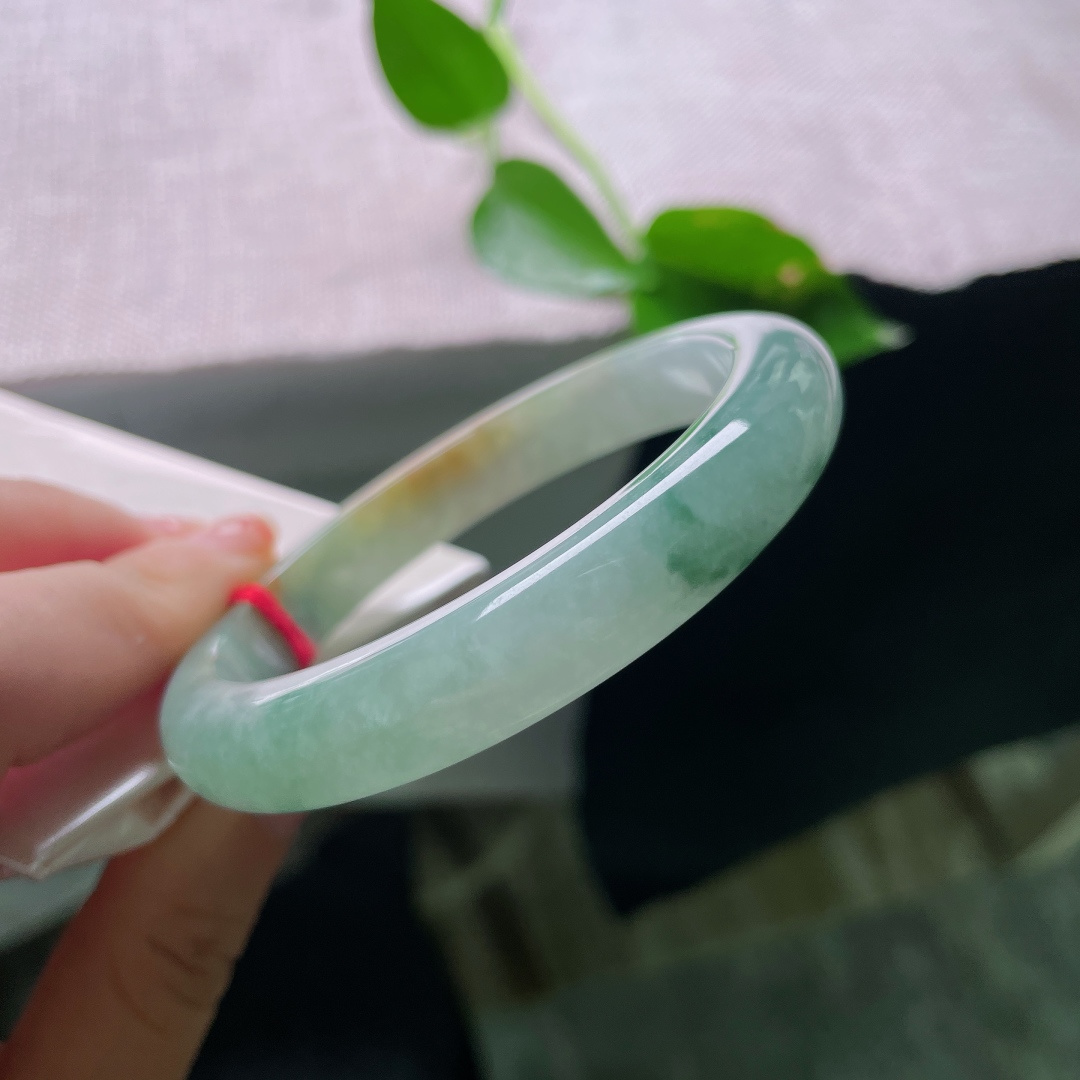 58.4/10.7/8.2绿底正圈，黄翡的碰撞，水润细腻，独树一帜，贵气，无裂，ss55951a