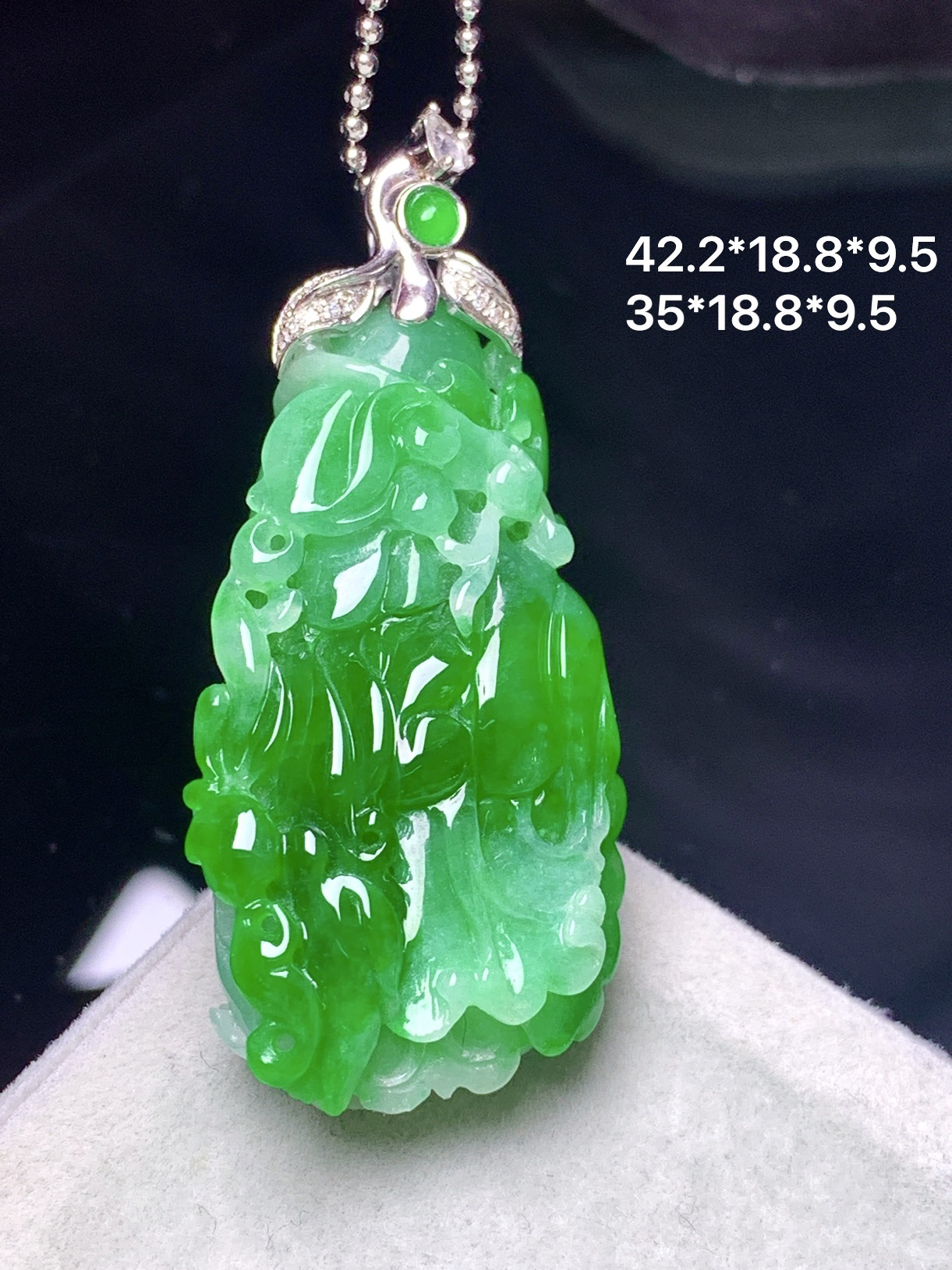 18k金镶嵌阳绿白菜吊坠 玉质细腻 色泽艳丽清新 整体尺寸42.2*18.8*9.5 b1