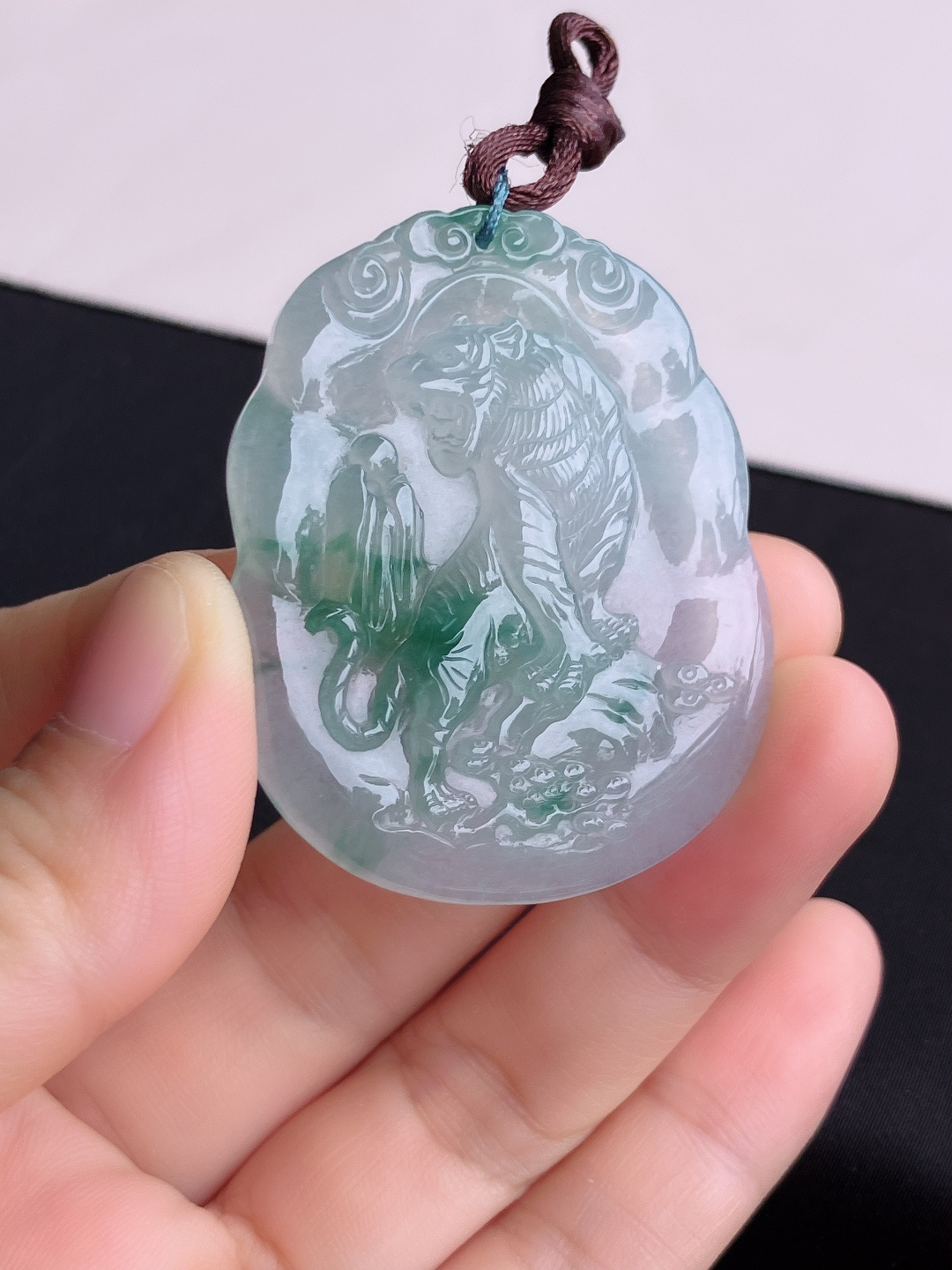 冰飘花生肖虎牌，晶莹剔透，尺寸50.2/40.6/5.6/自然光实拍