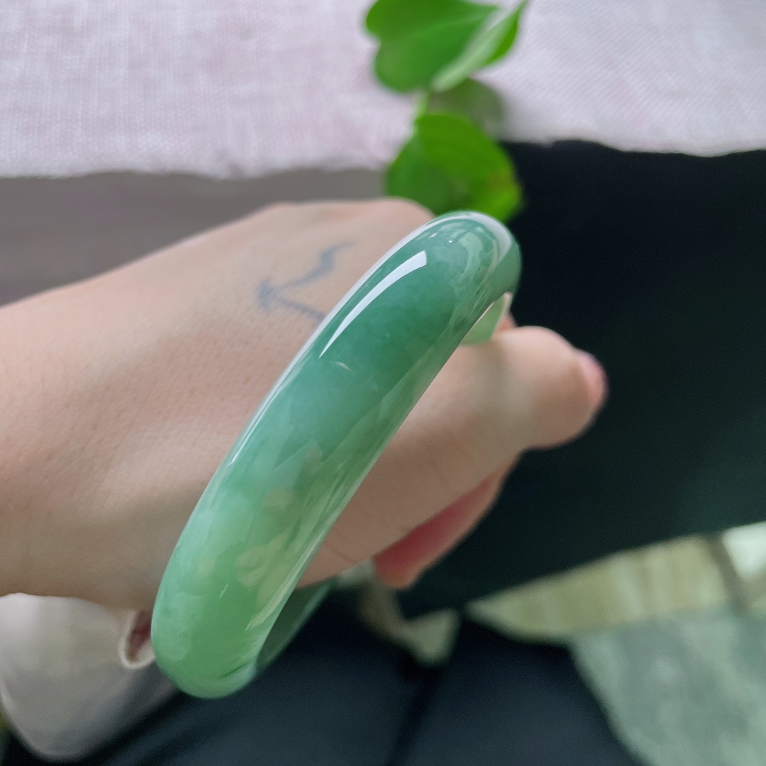 57.4/12.9/9.6，绿底飘花正圈，有纹，凝润晴水翠镯，沉静温润，自带从容沉稳的大气气韵。ss54403a