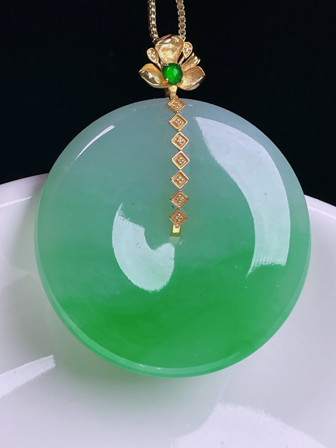 ️飘绿平安扣，老种起光，细底通透，尺寸：39/32.5/5.7mm0716