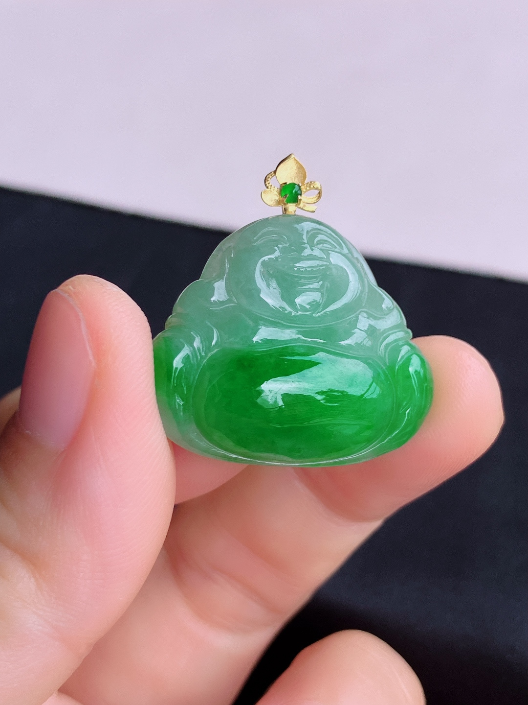 翠绿弥勒佛，色美清爽。尺寸27.6/22.8/6/自然光实拍