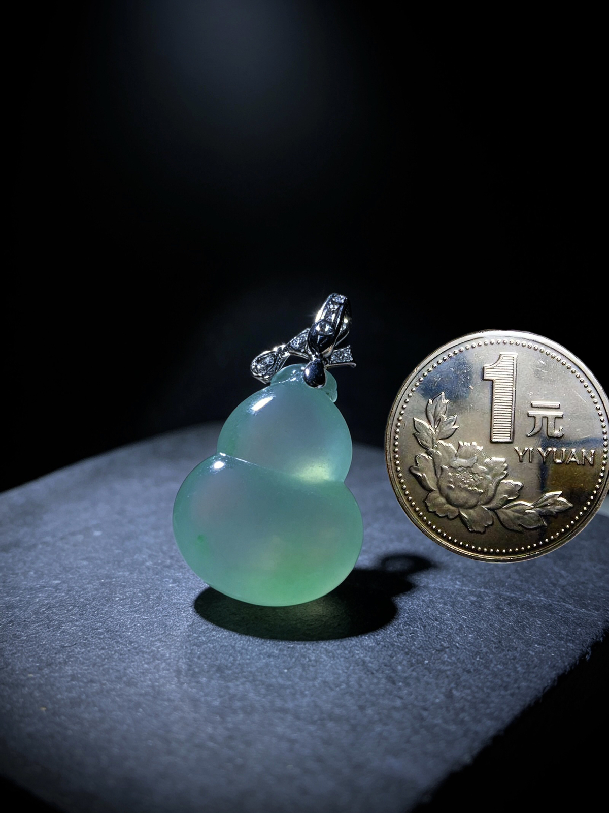 【福禄】，绿花葫芦，
32-裸石23.5-18-7.2mm，
18K金，南非钻，