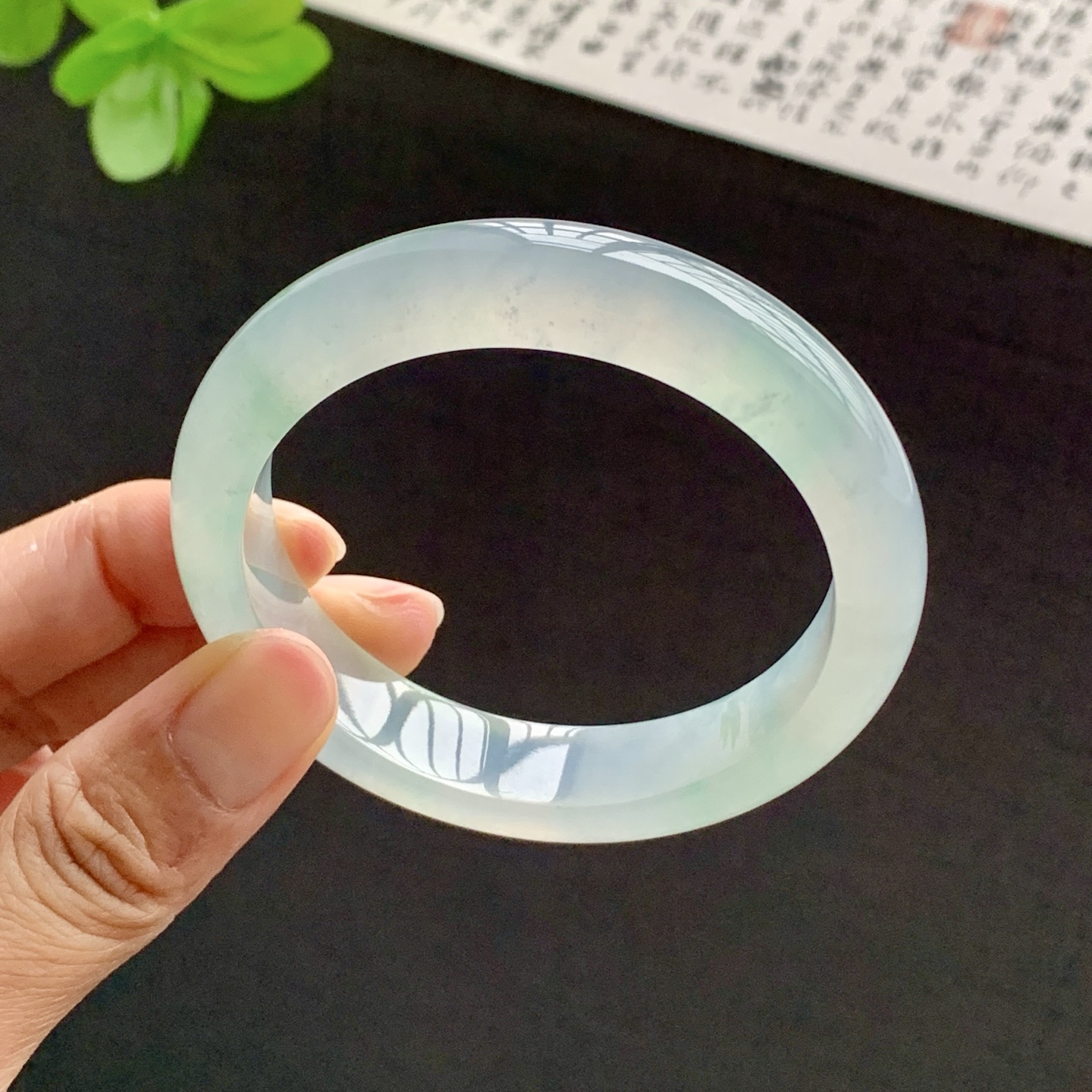 071529WJ 飘绿正圈翡翠手镯 56.2-13-8.2