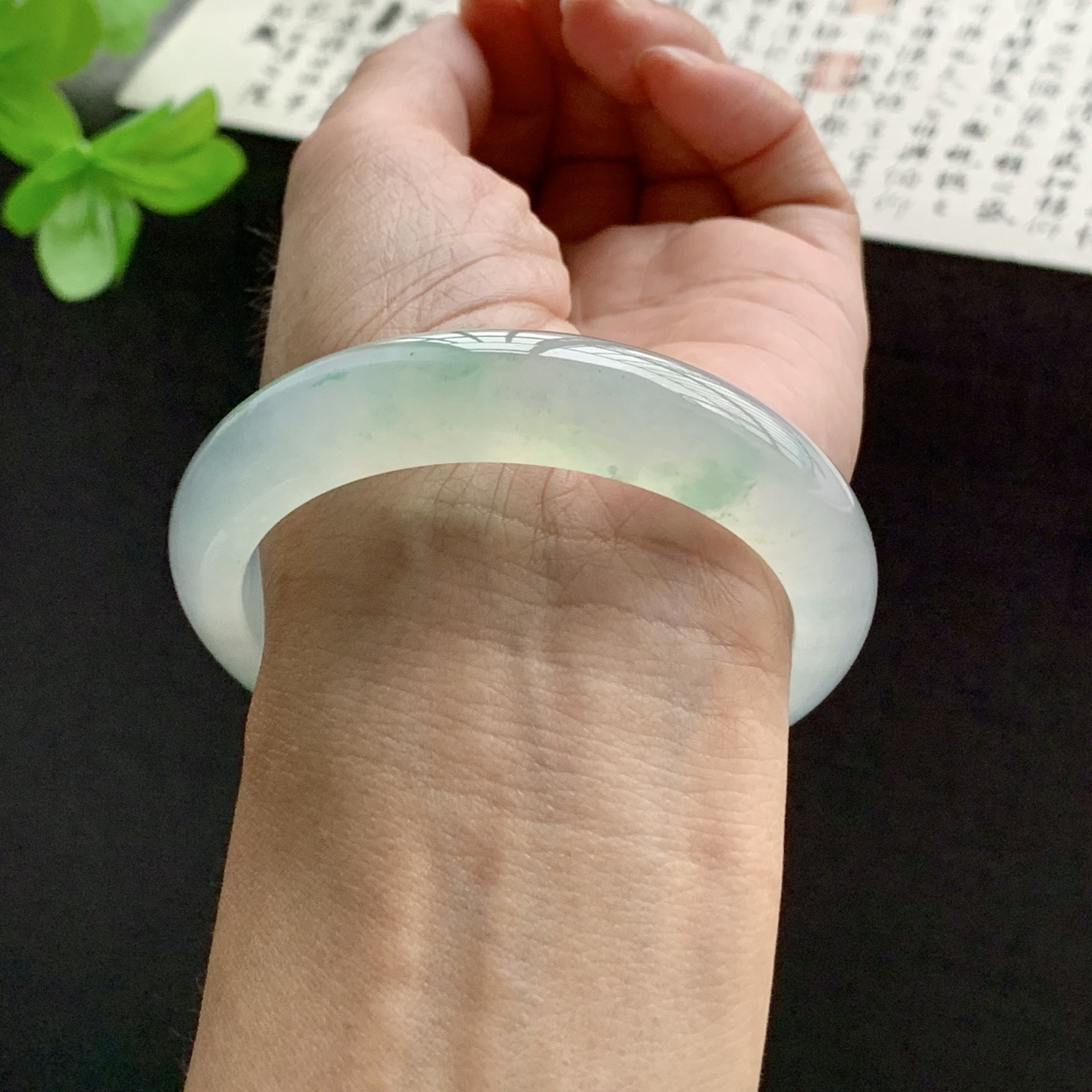 071529WJ 飘绿正圈翡翠手镯 56.2-13-8.2