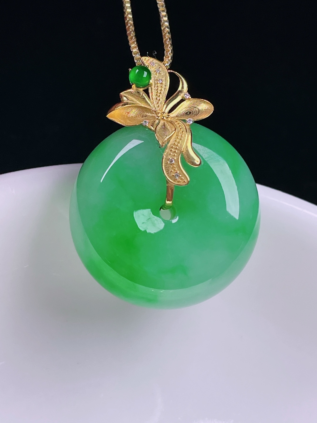 ️辣绿平安扣，老种起光，细底通透，尺寸：29/22.3/11.8mm0716