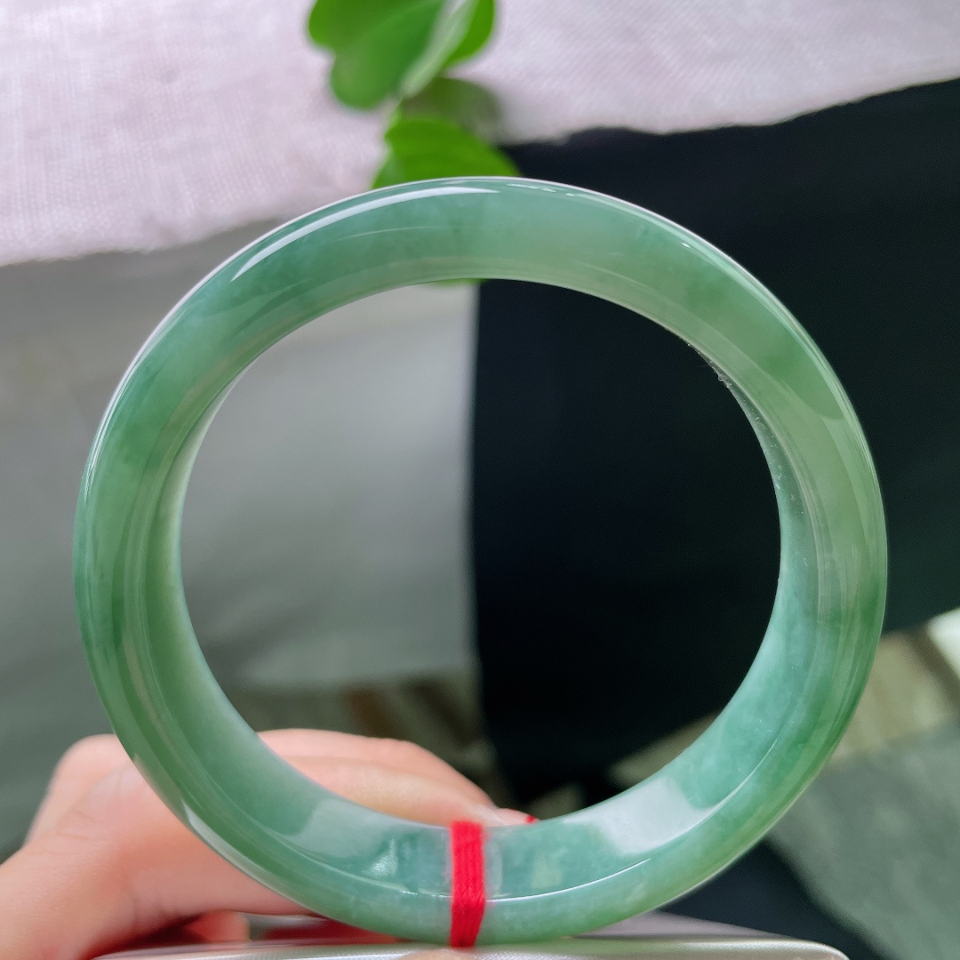 57.4/12.9/9.6，绿底飘花正圈，有纹，凝润晴水翠镯，沉静温润，自带从容沉稳的大气气韵。ss