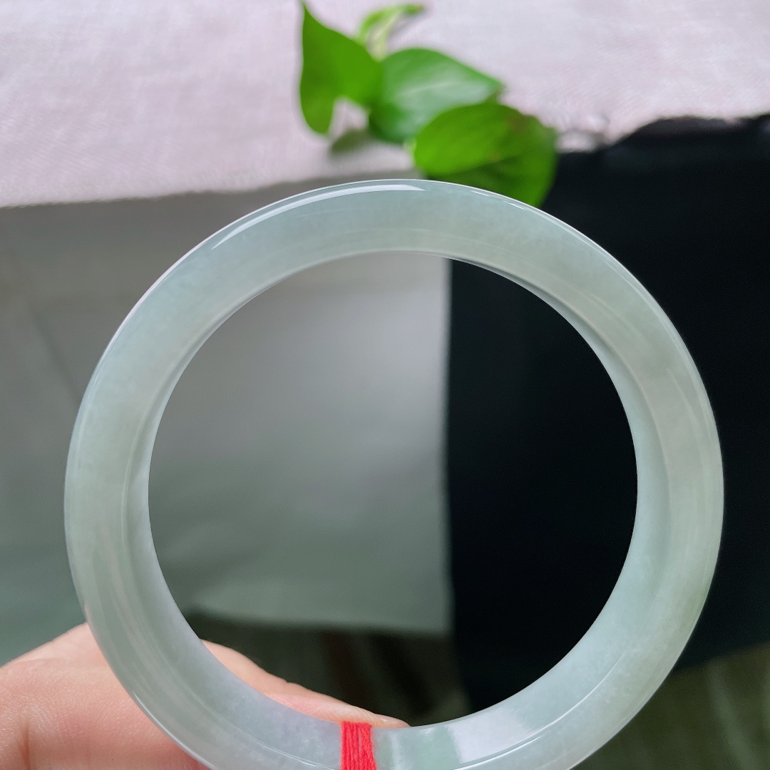 57.7/11.5/7.6，绿底正圈，无裂，水润匀净，上手清润冰凉，清爽舒适尽显温柔。ss55703a