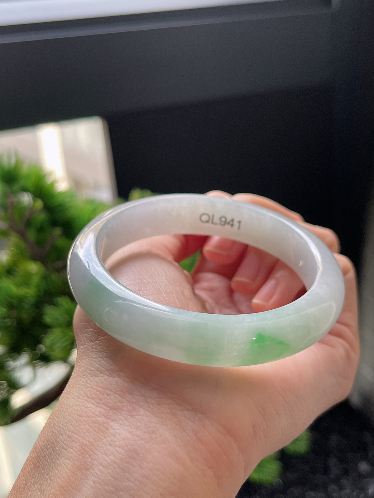 正圈58圈口，翡翠冰糯种飘绿手镯